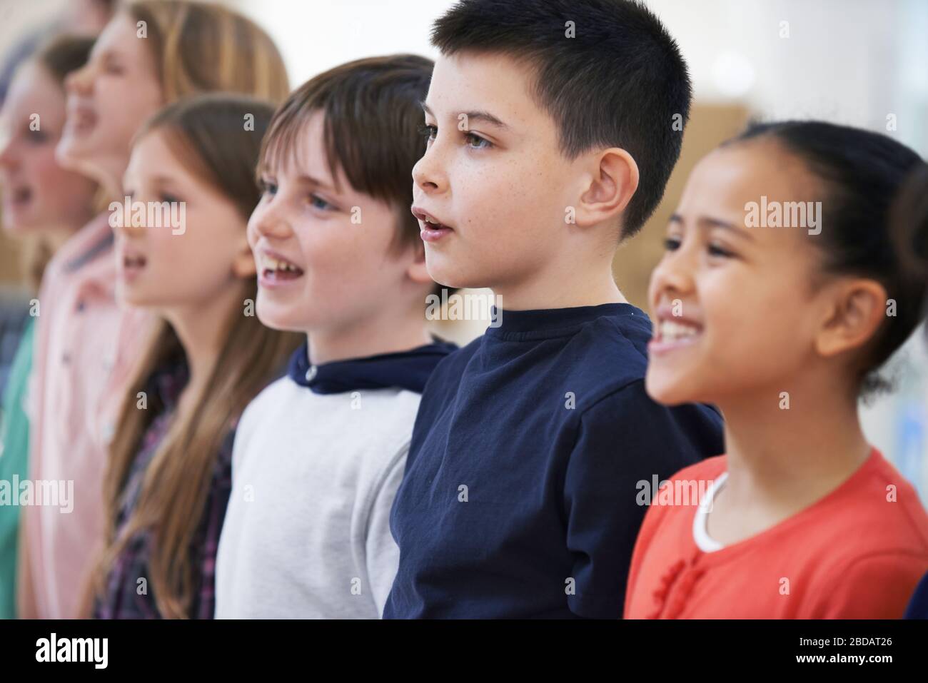 Grupo de niños de la Escuela cantando en Coro en la Escuela Stage juntos Foto de stock