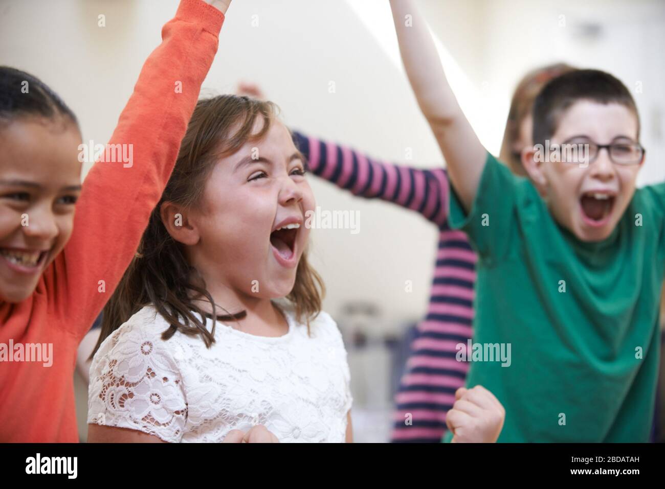 Grupo de niños excitados en la Escuela Stage disfrutando de la clase de Danza juntos Foto de stock