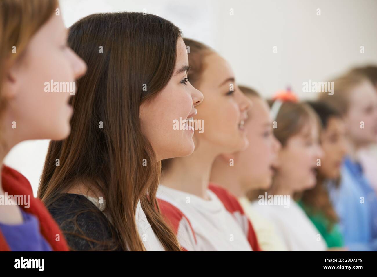 Grupo de Escolares cantando en coro juntos Foto de stock