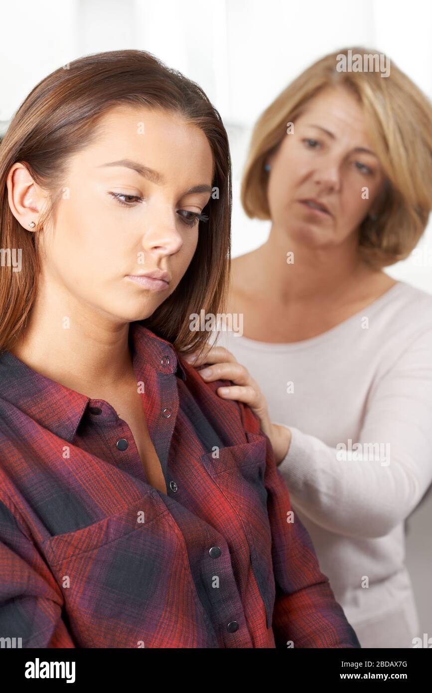Madre preocupada por su hija adolescente infeliz Foto de stock