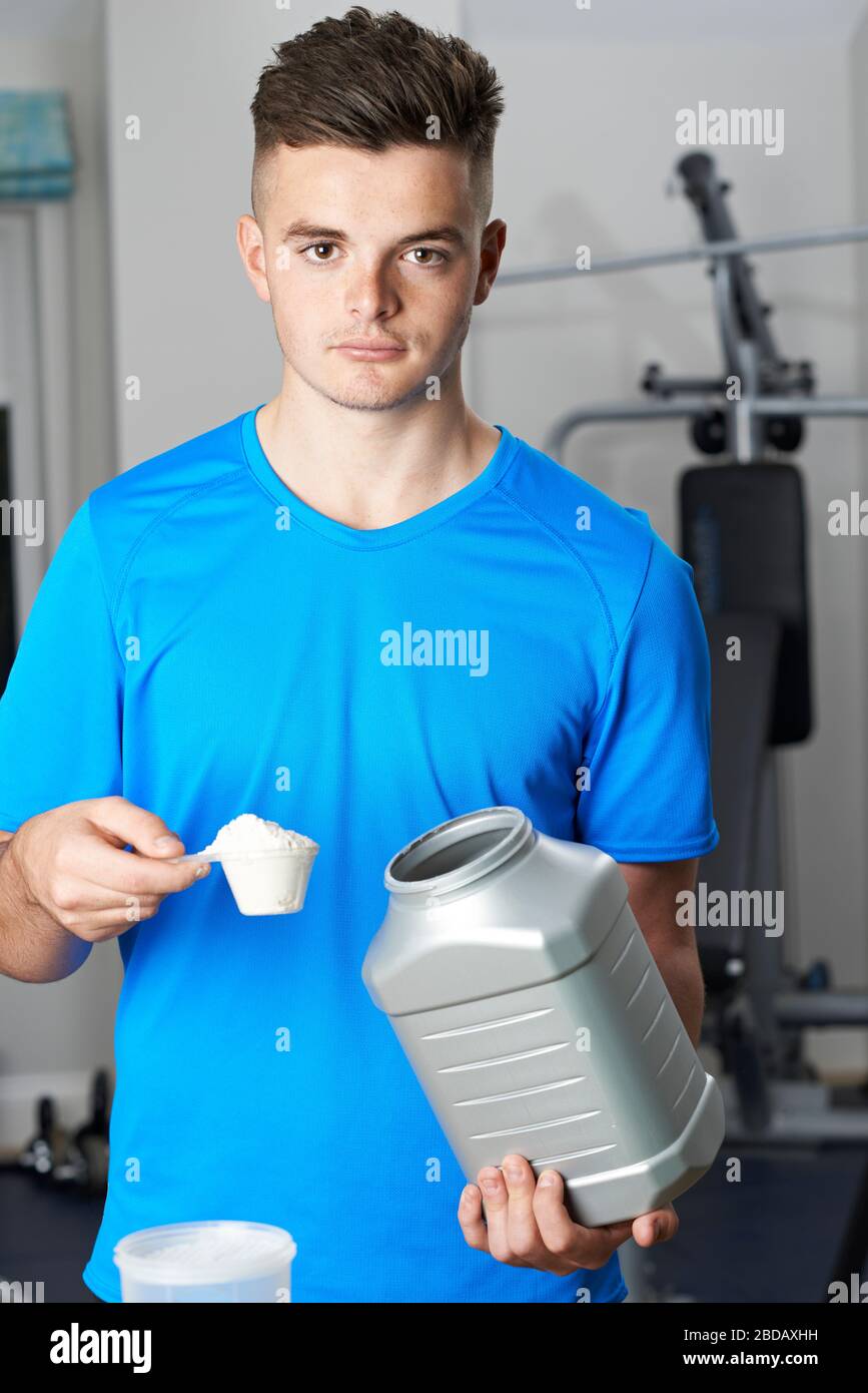 Retrato del hombre en el gimnasio tomando suplemento nutricional Foto de stock