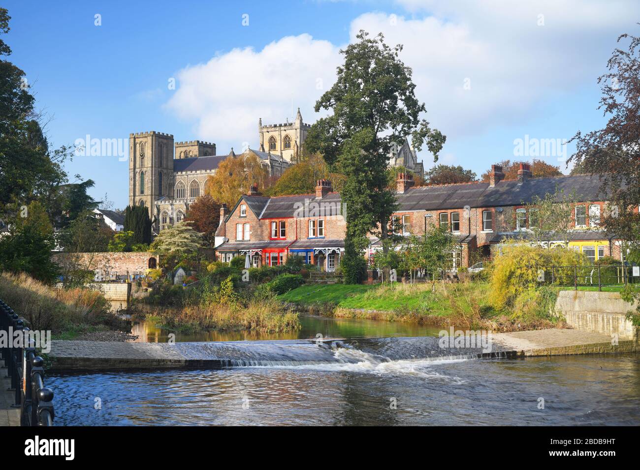 río skell que fluye por la catedral ripon yorkshire reino unido Foto de stock