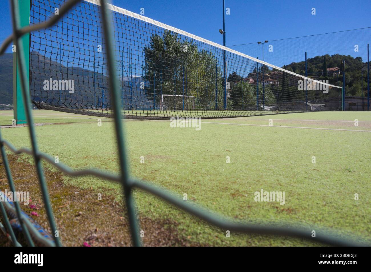 vista en ángulo bajo de una pista de tenis Foto de stock