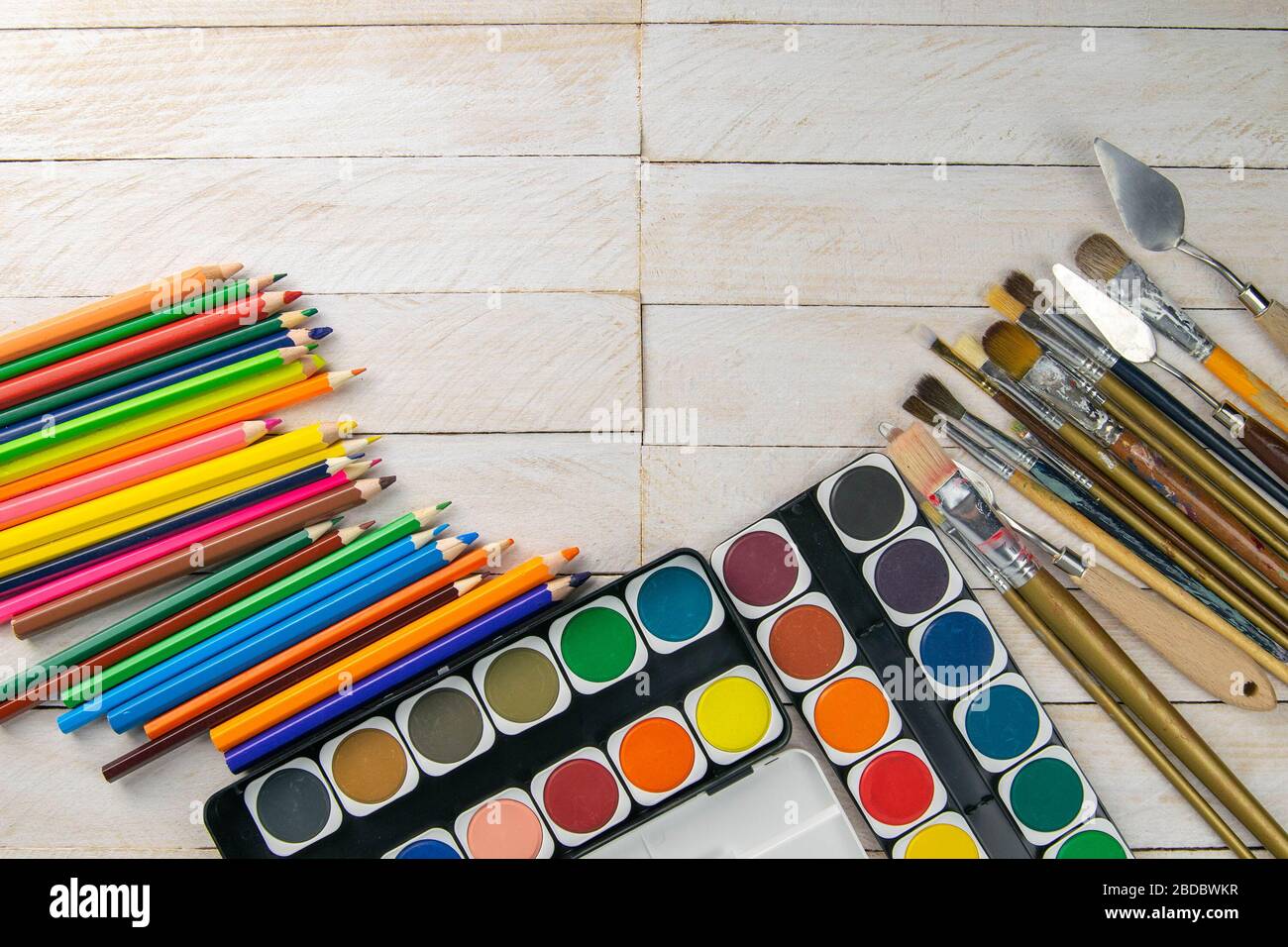 Conjunto de la de accesorios para artistas. Lona, tubo de pintura al óleo, pinceles de arte, paleta sobre la mesa de madera. del taller de artistas Fotografía de