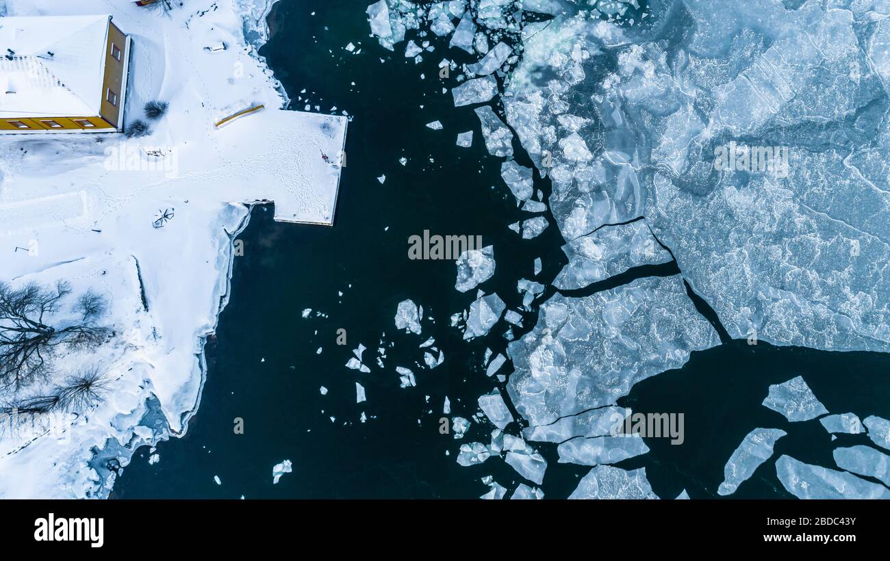Vista aérea de los hielos congelados agrietados flotando en el mar Báltico, Finlandia Foto de stock