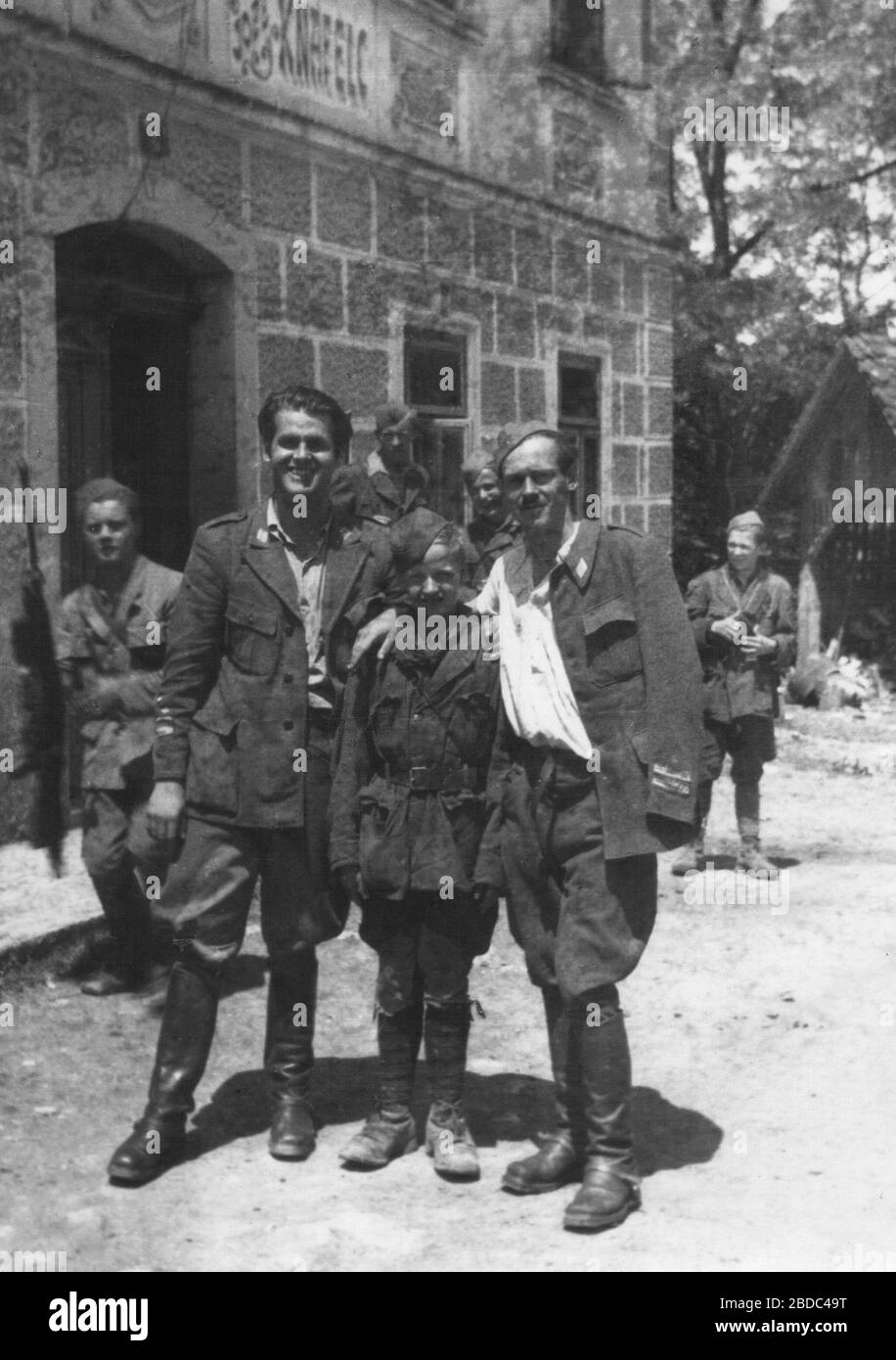 'lovenščina: Člani staba 7. Korpusa s kurirjem v Jami pri Dvoru na Dolenjskem.; entre 1943 y 1945 fecha QS:P,+1943-00-00T00:00:00Z/8,P1319,+1943-00-00T00:00:00Z/9,P1326,+1945-http://znaci.net/fotogalerija/fg/26.htm;-00Z/00:009:00 Foto de stock
