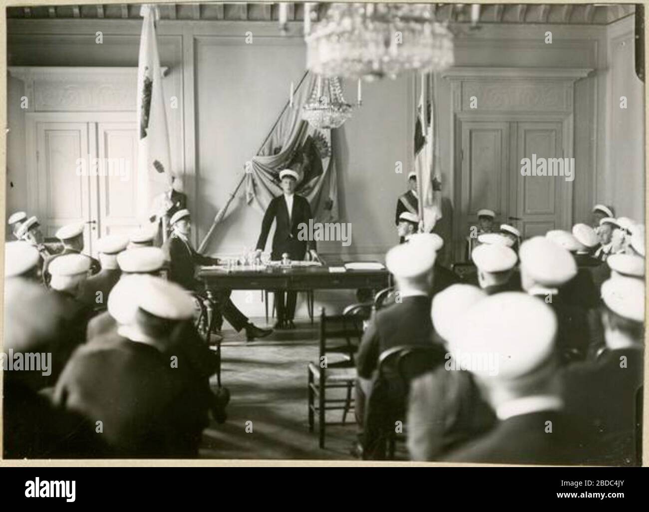 'Inglés: Dag Hammarskjöld hablando en la reunión del centenario de la nación 1.5. 1929. Svenska: Dag Hammarskjöld talar på Hundraårsjubileumslandskap 1.5. 1929.; 1 de mayo de 1929; Biblioteca Universitaria de Uppsala Carolina Rediva, Dag Hammarskjölds väg 1 Recuadro 510 se 751 20 Uppsala Fotografisaml. Nacer; fotógrafo desconocido; ' Foto de stock