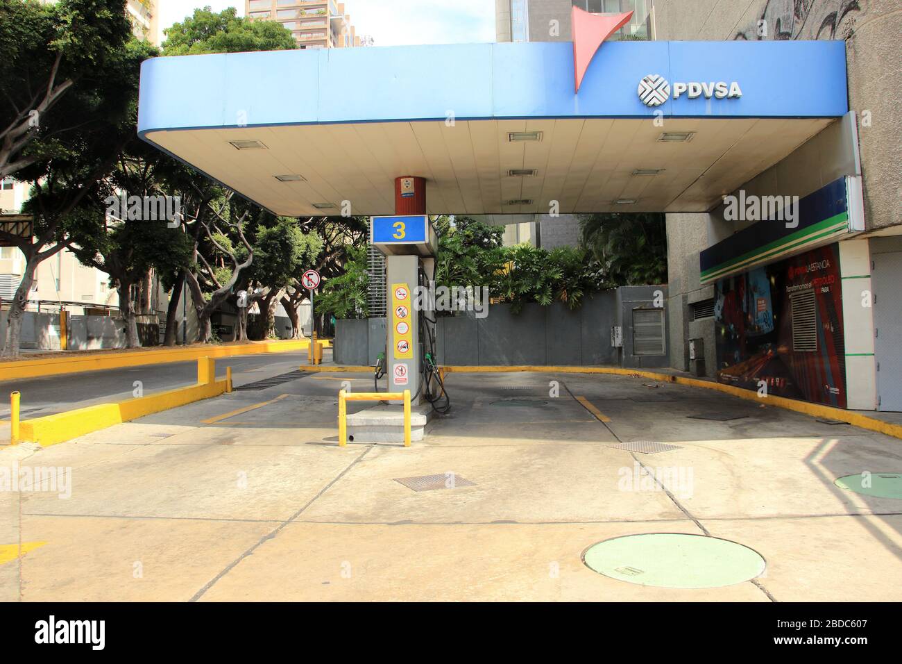 Caracas, Venezuela 31 de marzo de 2020: Estación de gas vacía la empresa estatal PDVSA, compañía de petróleo y gas, se ve durante la escasez de combustible en Venezuela covid-19 Foto de stock