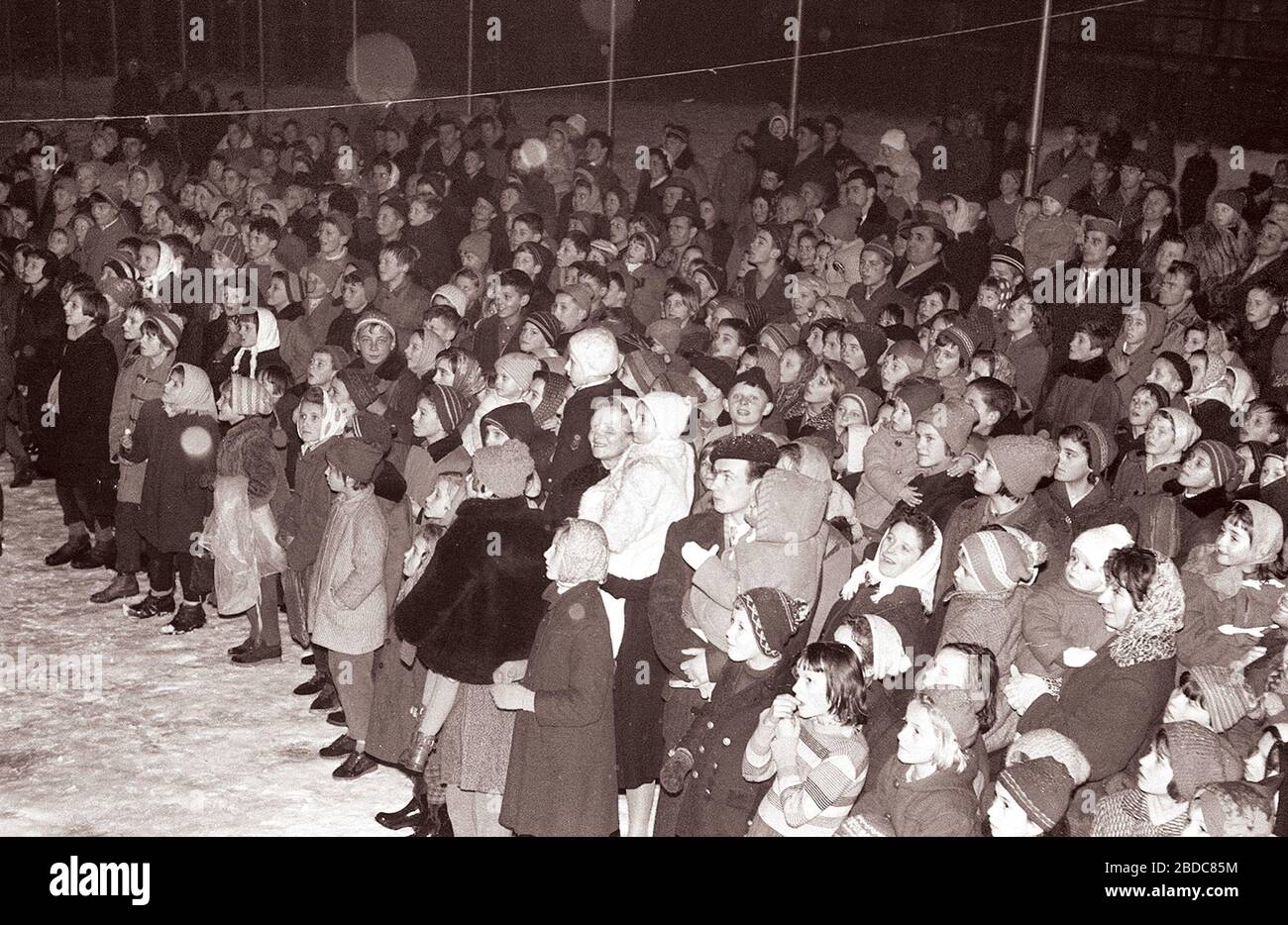 29 de diciembre de 1960, Maribor: Končno! Dedek Mraz je včeraj popoldne  obiskal mariborske otroke. Pripeljal se je na začetku svoje dolge, pisane  in vedre karavane, oblečen v bel krznen plašč z