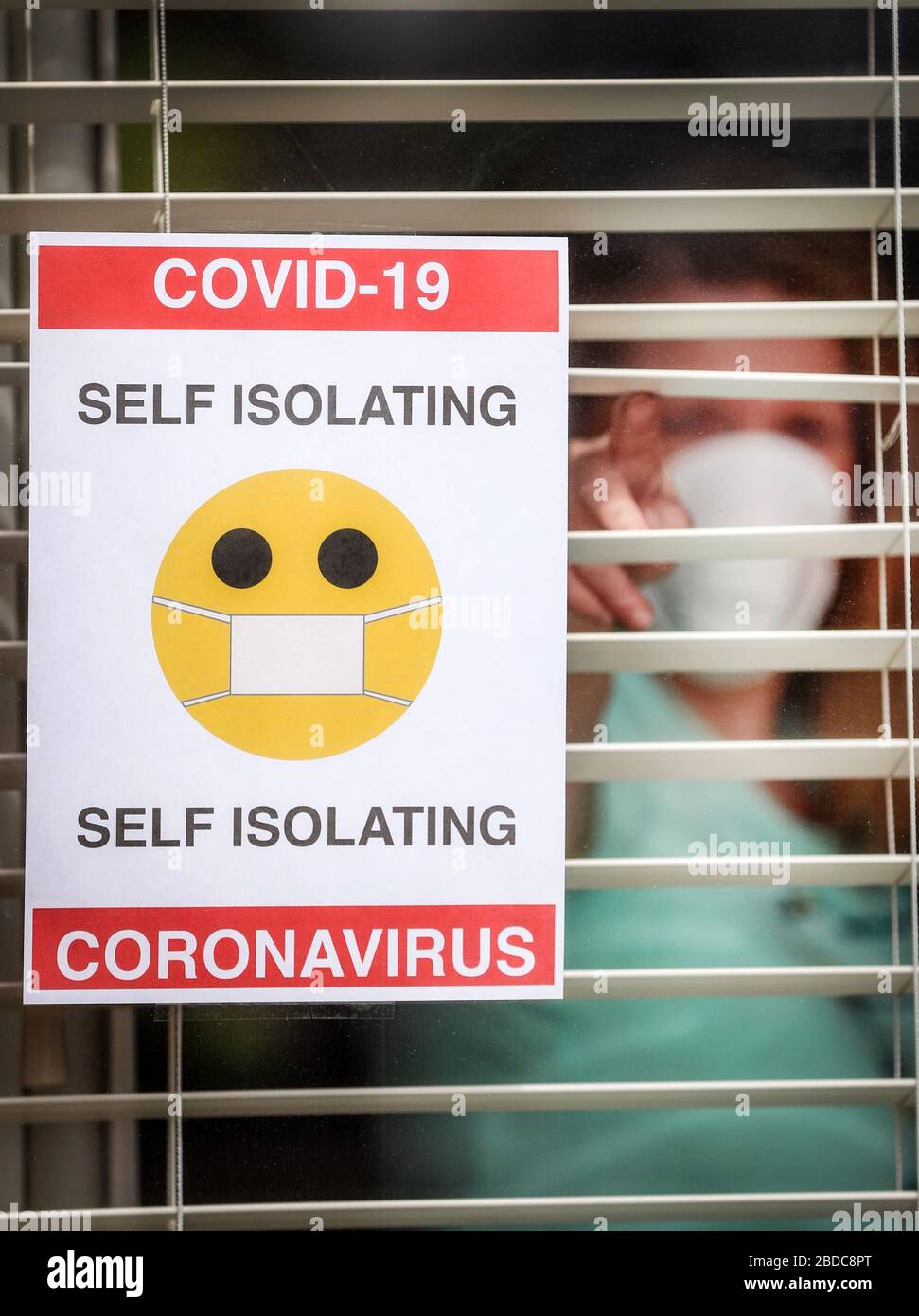 Una mujer en el autoaislamiento en el Reino Unido durante la pandemia del coronavirus Covid 19. Foto de stock