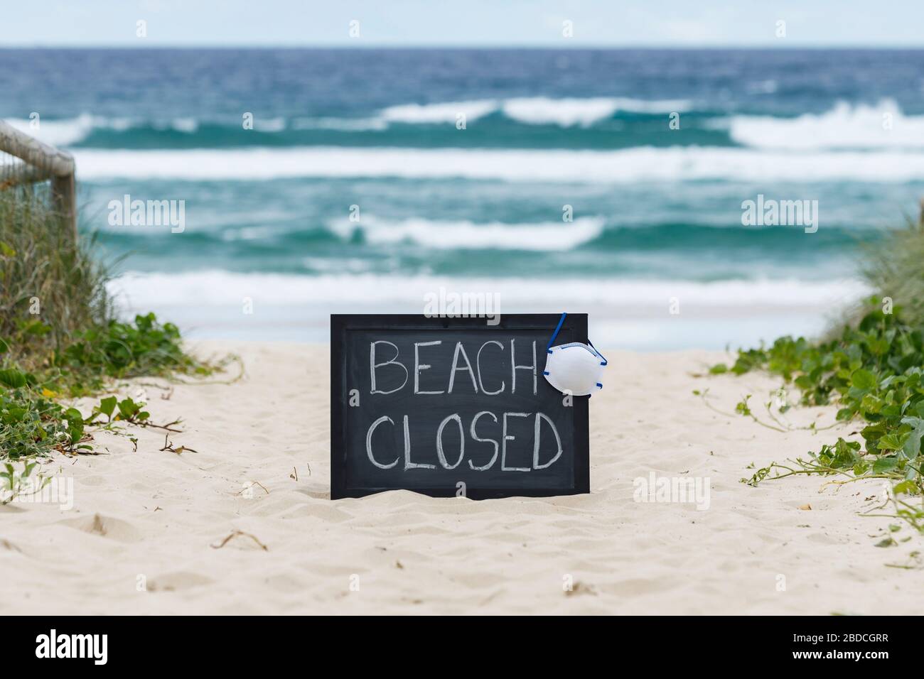 playa cerrada coronavirus, playa cerrada o cierre de concepto en medio de los miedos covid-19 y el pánico sobre la propagación del virus, ncov cierra las playas en todo el mundo Foto de stock