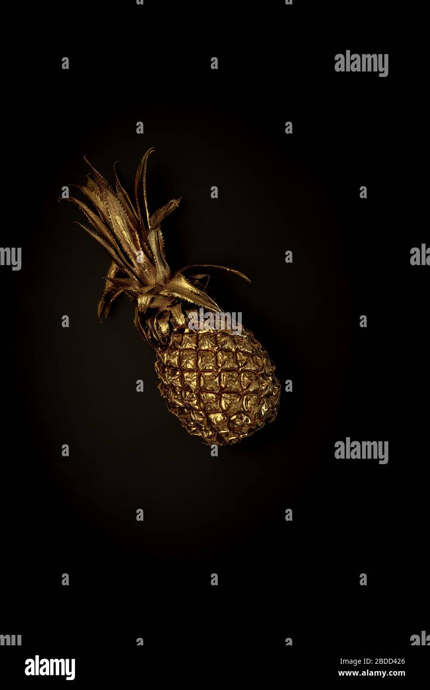 Piña dorada sobre fondo negro, composición minimalista con estilo y espacio de copia para anuncios. Moderna combinación de colores. Comida, frutas, dulces, vibes de verano. Póster, fondo de pantalla Fotografía de stock - Piña dorada sobre fondo negro, composición minimalista con estilo y espacio de copia para anuncios. Moderna combinación de colores. Comida, frutas, dulces, vibes de verano. Póster, fondo de pantalla Fotografía de stock -