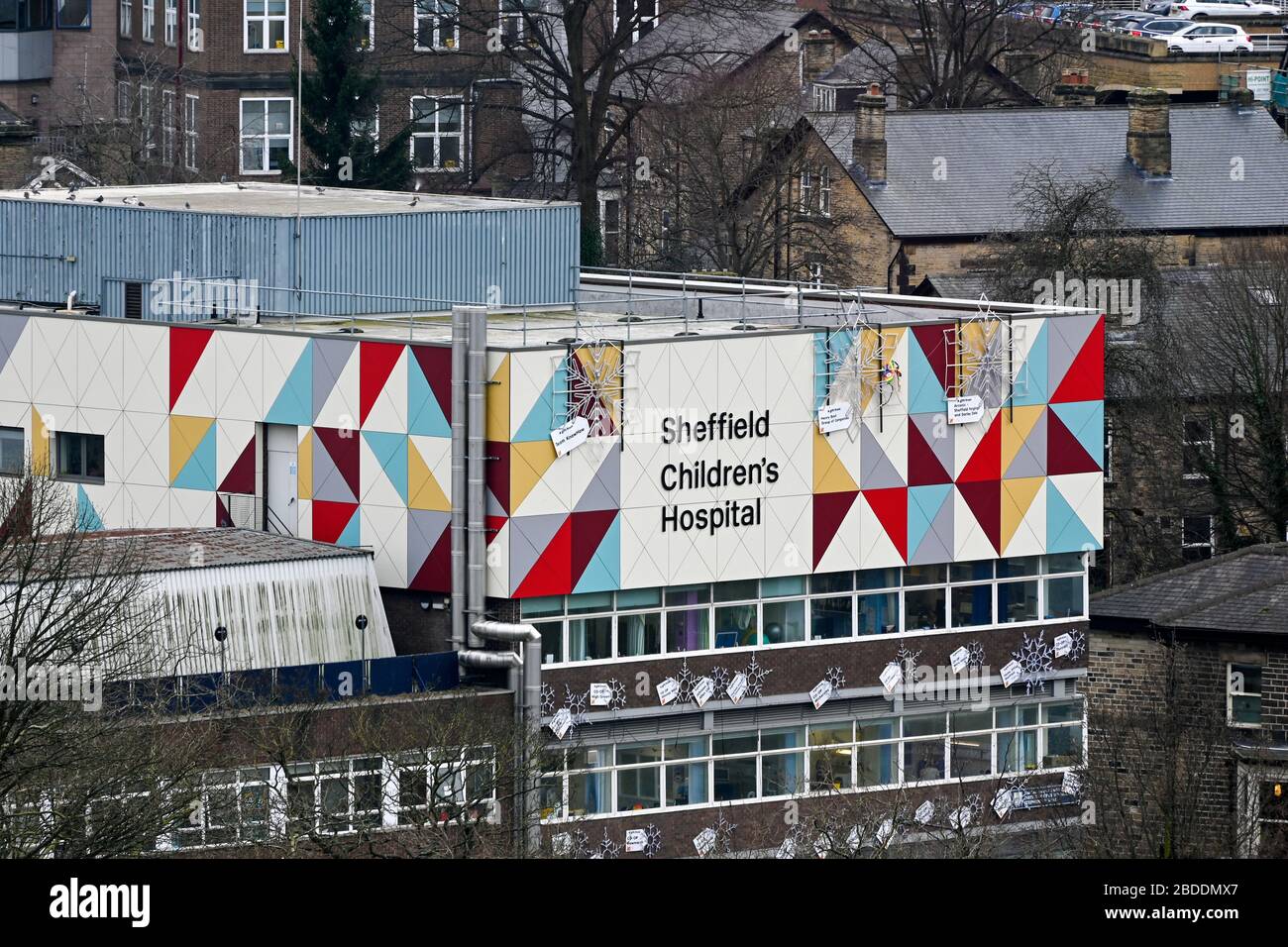 Paneles de colores en el edificio del hospital sheffield inglaterra