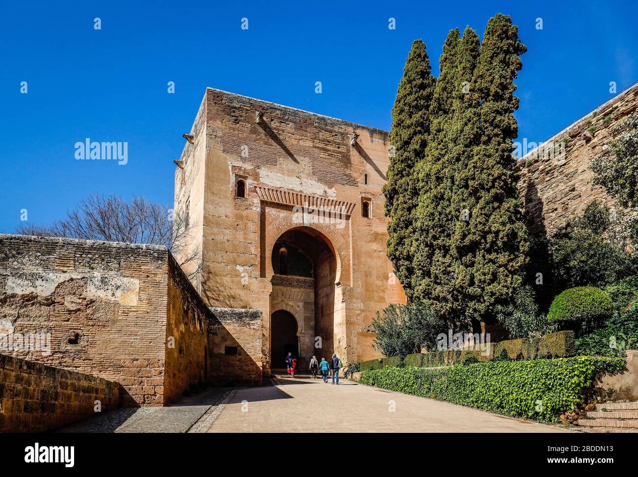 Alhambra puerta de la justicia fotografías e imágenes de alta resolución -  Alamy