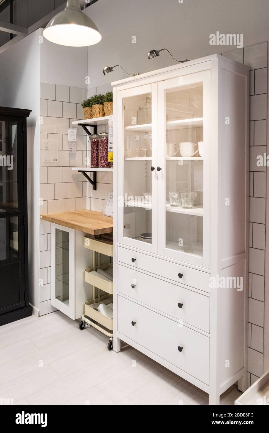 Cocina IKEA Área de exposición con armario de almacenamiento con frente de vidrio Foto de stock