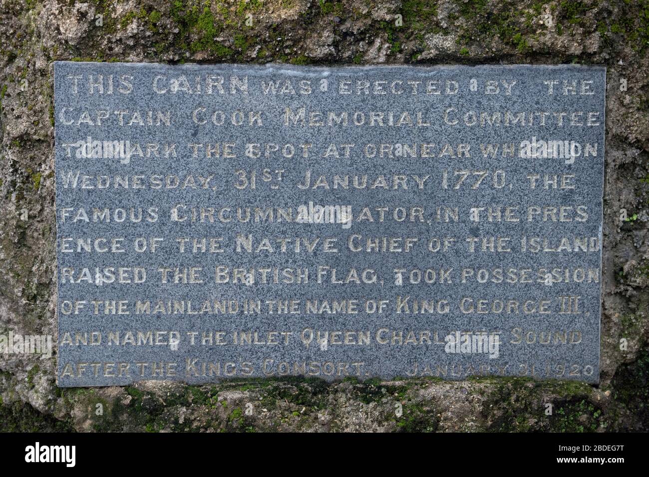 Placa conmemorativa del Capitán Cook, Isla Motuara, Queen Charlotte Sound, Marlborough, Isla Sur, Nueva Zelanda Foto de stock