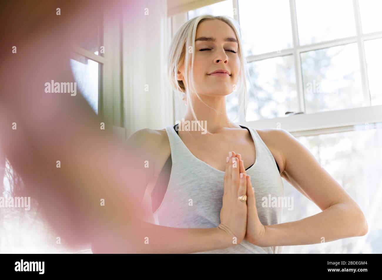 Mujer joven en pose de yoga Foto de stock