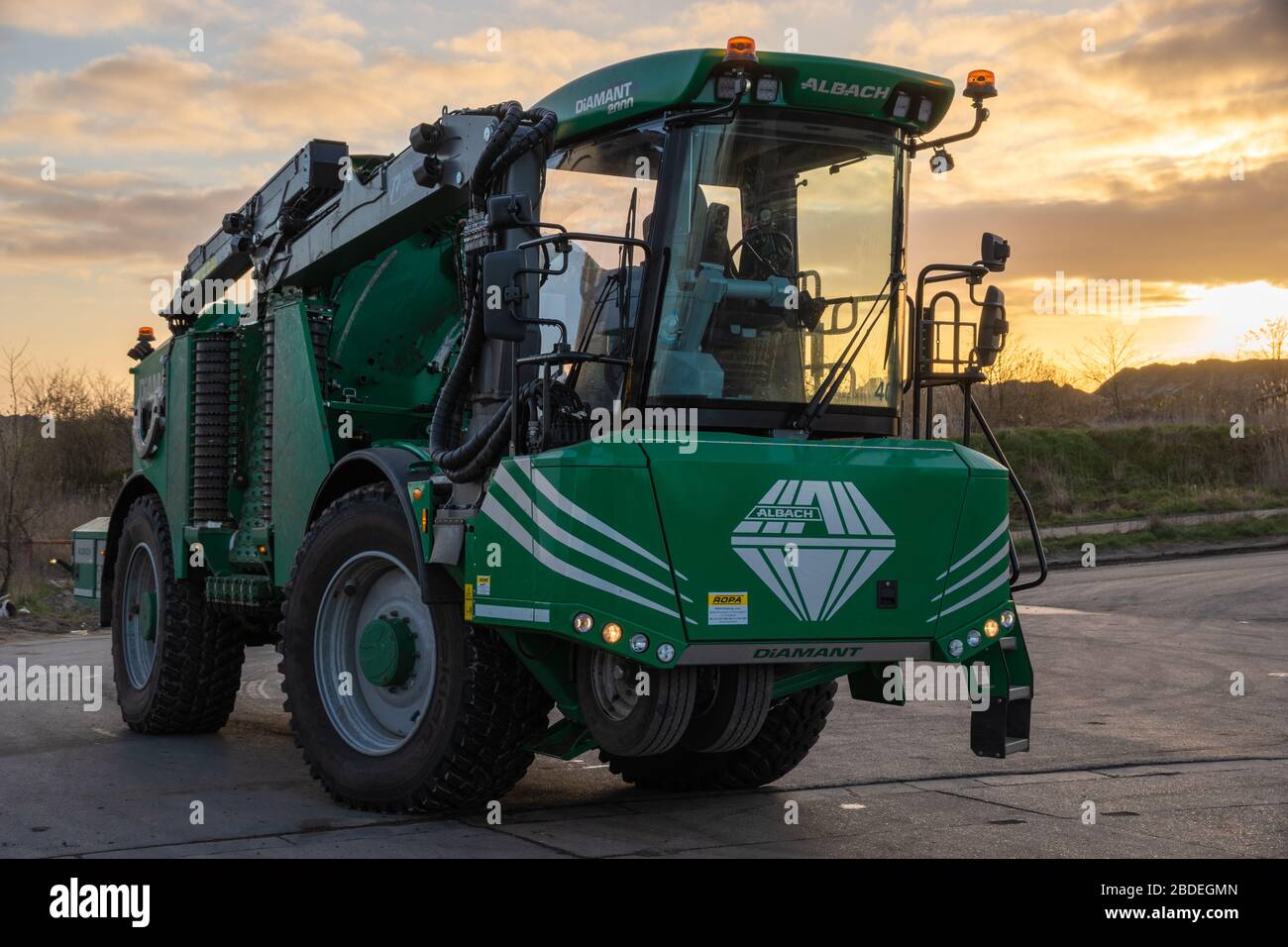 Astilladora de la huerta, Albach Diamant 2000, utilizada para limpiar la zona del nuevo puerto de Szczecin Foto de stock