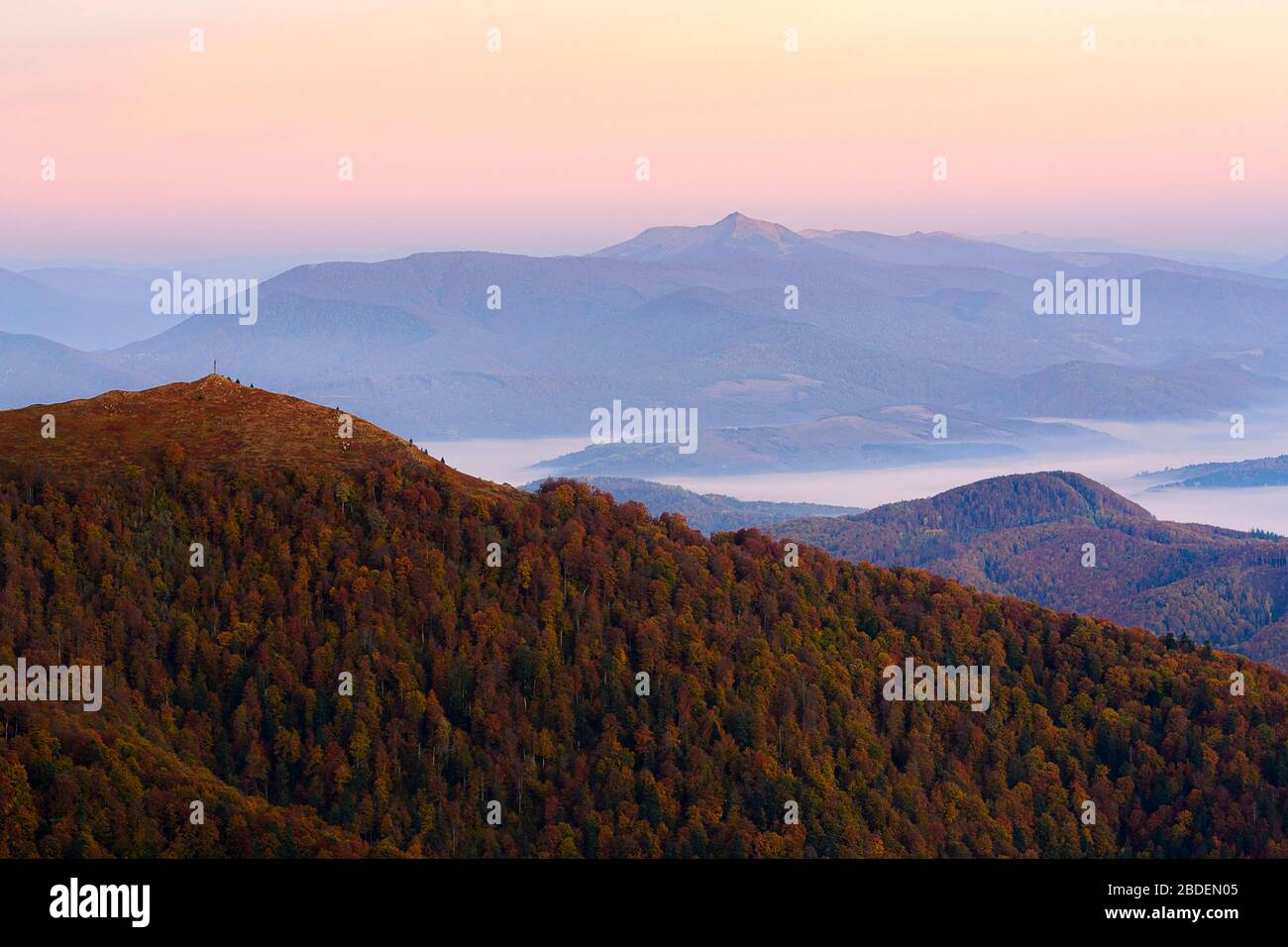 Vista desde la montaña Plai, Borzhava, Cárpatos, región de Zakarpattia, Ucrania, 2019 Foto de stock