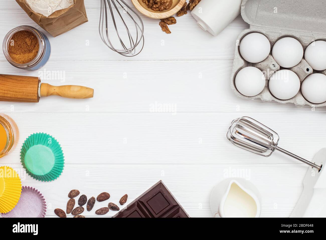 Enmarqué con herramientas e ingredientes para panadería o pastelería y  colóquese el texto en el centro Fotografía de stock - Alamy