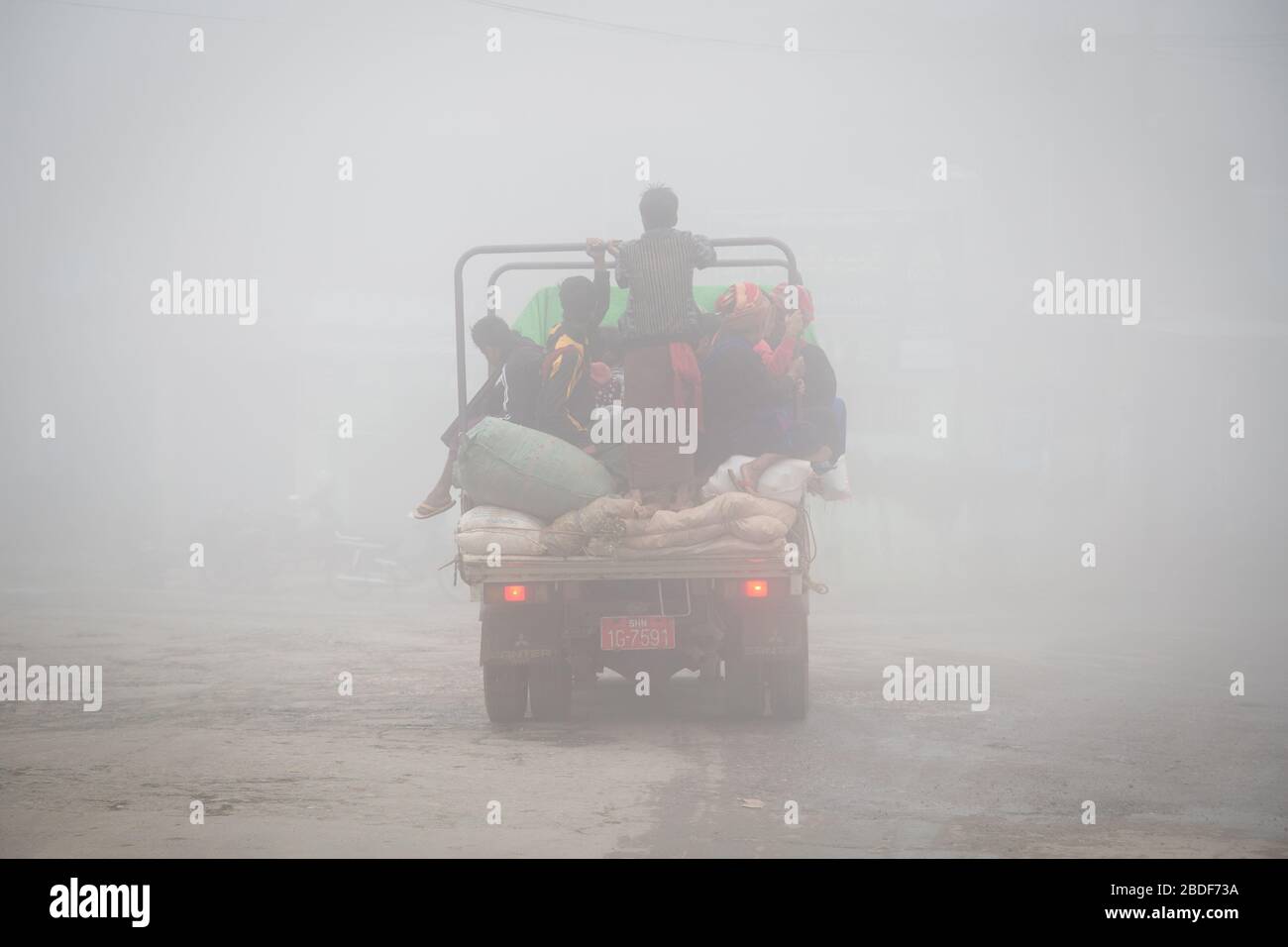 Mala visibilidad en carretera. Camión en la niebla. Myanmar Foto de stock