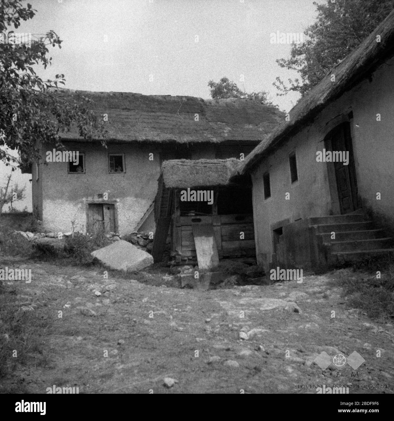 lovenščina: Nekina hísa, Valična vas.; Agosto de 1957; esta imagen o medio  está disponible en el sitio web del Museo Etnográfico Esloveno bajo el  número de referencia zuzemberk/f0000014203.esta etiqueta no indica el