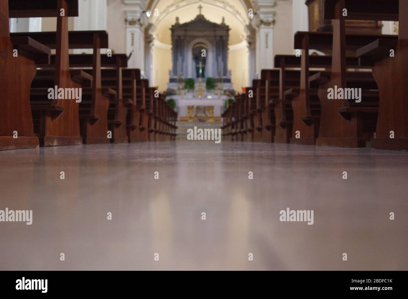 Vista interior de una iglesia moderna con bancos vacíos fotografías e imágenes de alta resolución - Alamy Vista interior de una iglesia moderna con bancos vacíos fotografías e imágenes de alta resolución - Alamy