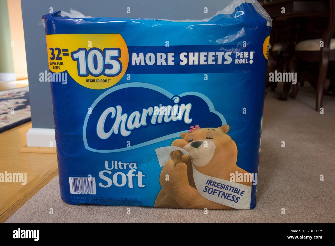 Charmin toilet paper fotografías e imágenes de alta resolución - Alamy