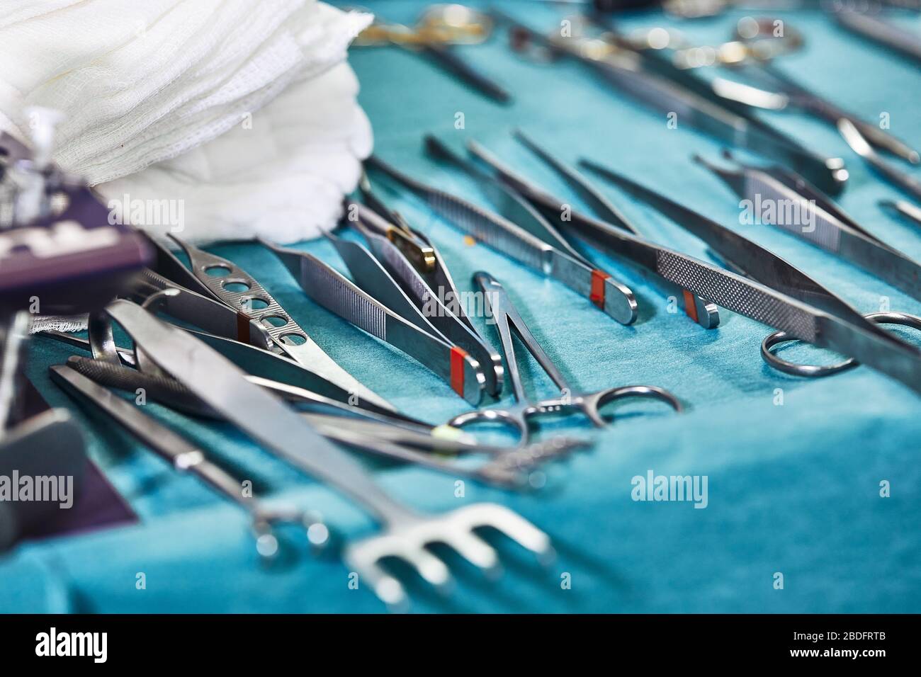 Instrumentos quirúrgicos en el quirófano, dispuestos sobre una mesa estéril  sobre un tejido azul especial. El concepto de medecina, cirugía, área  estéril Fotografía de stock - Alamy