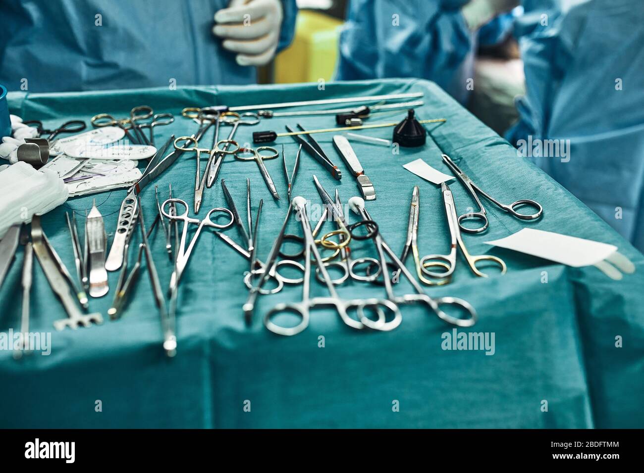 Instrumentos quirúrgicos en el quirófano, el asistente del cirujano los  arregla en un takani estéril. El concepto de medecina, cirugía, área  estéril Fotografía de stock - Alamy