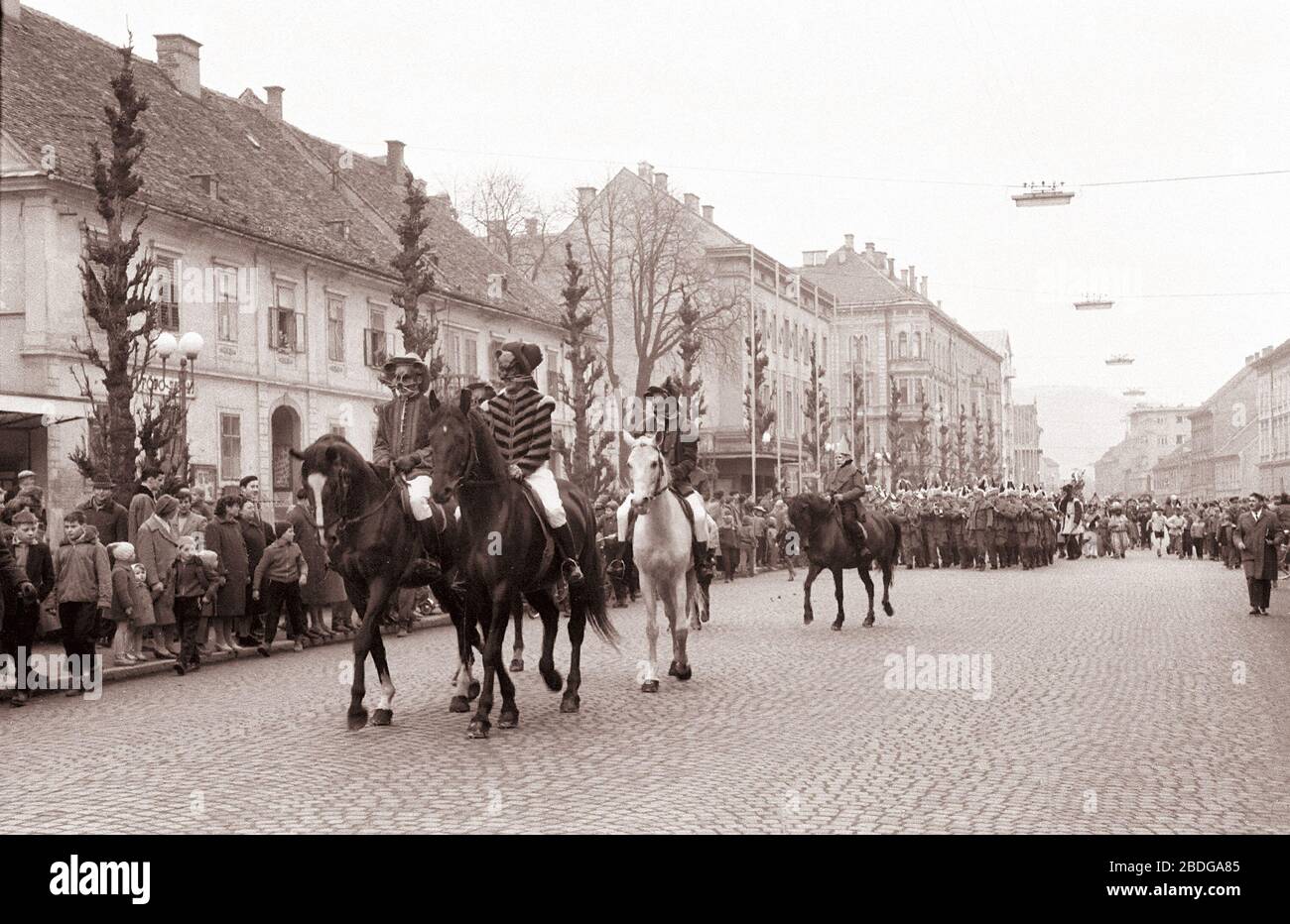 14. febrero 1961, Maribor: Tudi v Mariboru je bil danasnji pustni dan v  znamenju karnevalskega obhoda mask po mariborskih ulicah. Zlasti stevilne  maske so bilis otroi sol en vrtcev. Otroski pustni sprevod