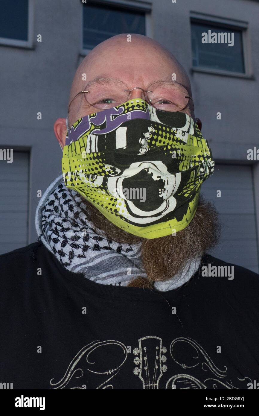 Mann mit Bart trägt selbstgenähten Mundschutz, Maske, Schutz vor Corona Foto de stock