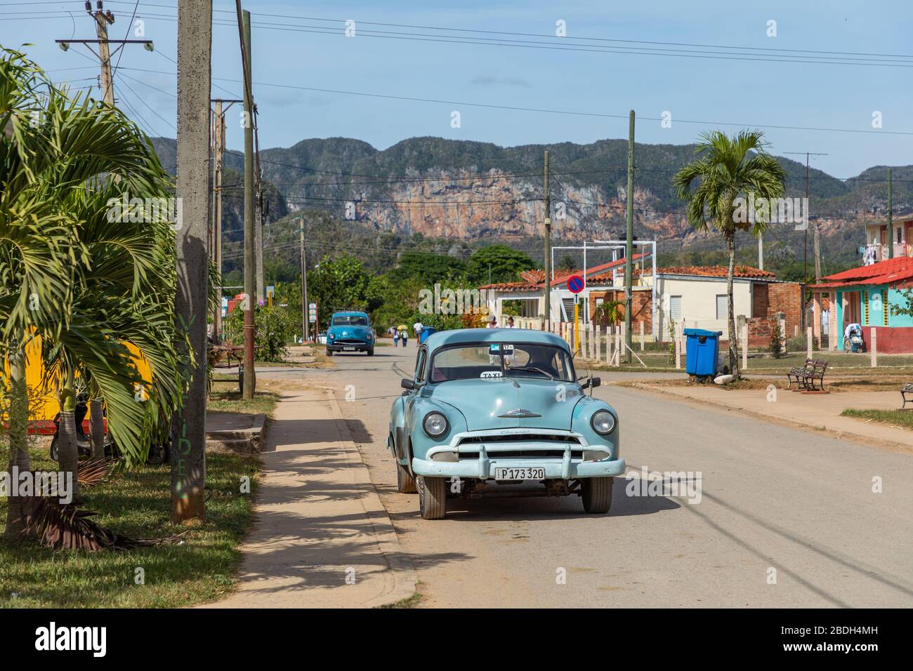 VINALES, CUBA - 14 DE DICIEMBRE de 2019: Antiguos coches clásicos americanos en el Valle de Vinales, Cuba Foto de stock