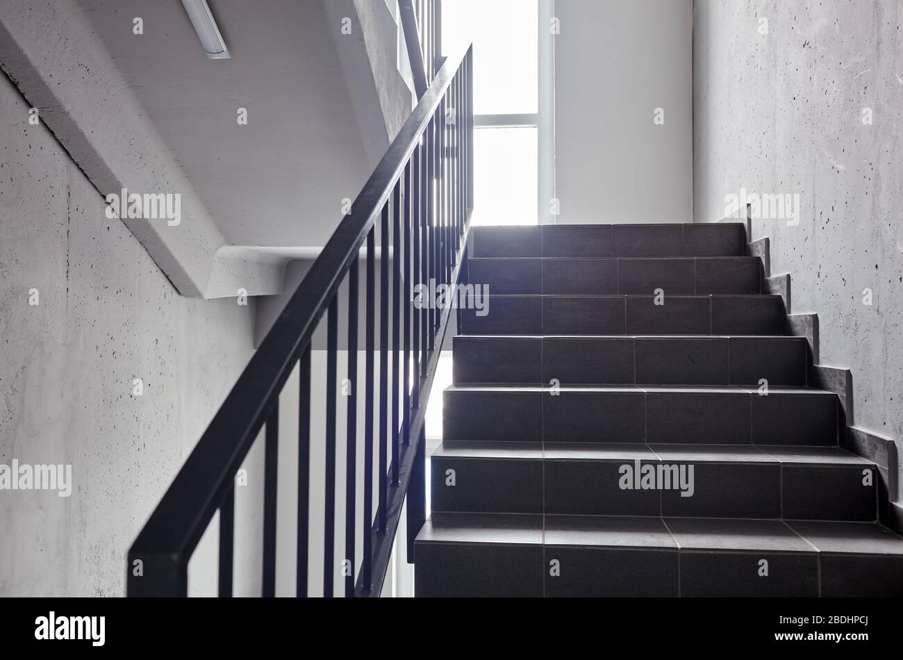 Escalera - salida de emergencia en el hotel o edificio de oficinas, escalera de acceso, escaleras interiores. Escalera en un edificio moderno Foto de stock