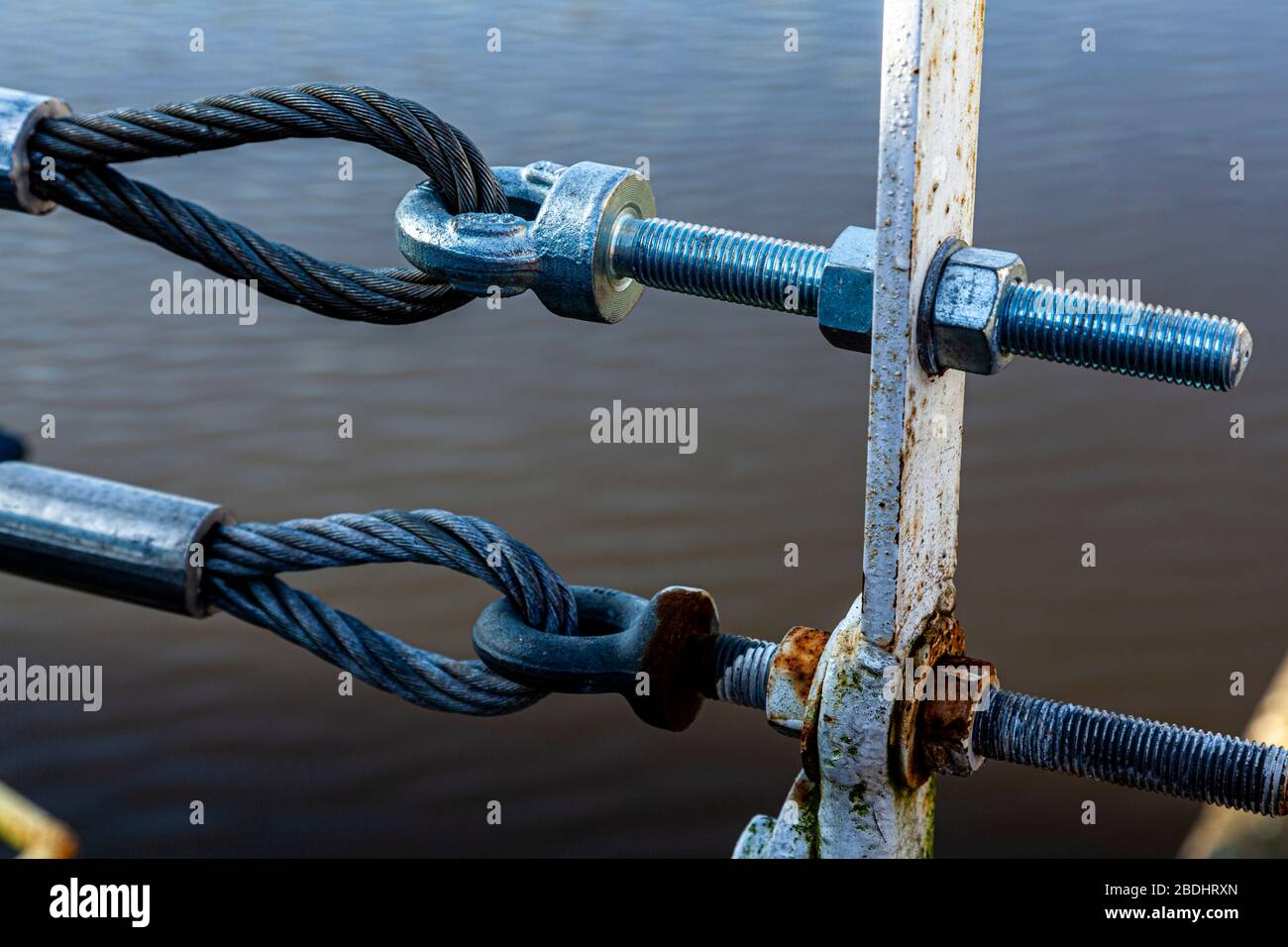 Dos tensores de cable metálicos en el poste blanco Fotografía de stock -  Alamy