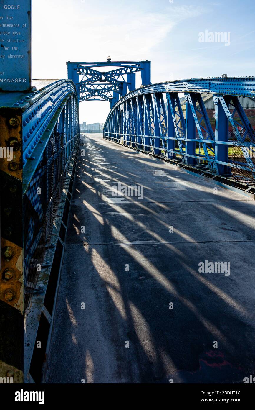 Puente azul con detalle de sombra. Foto de stock