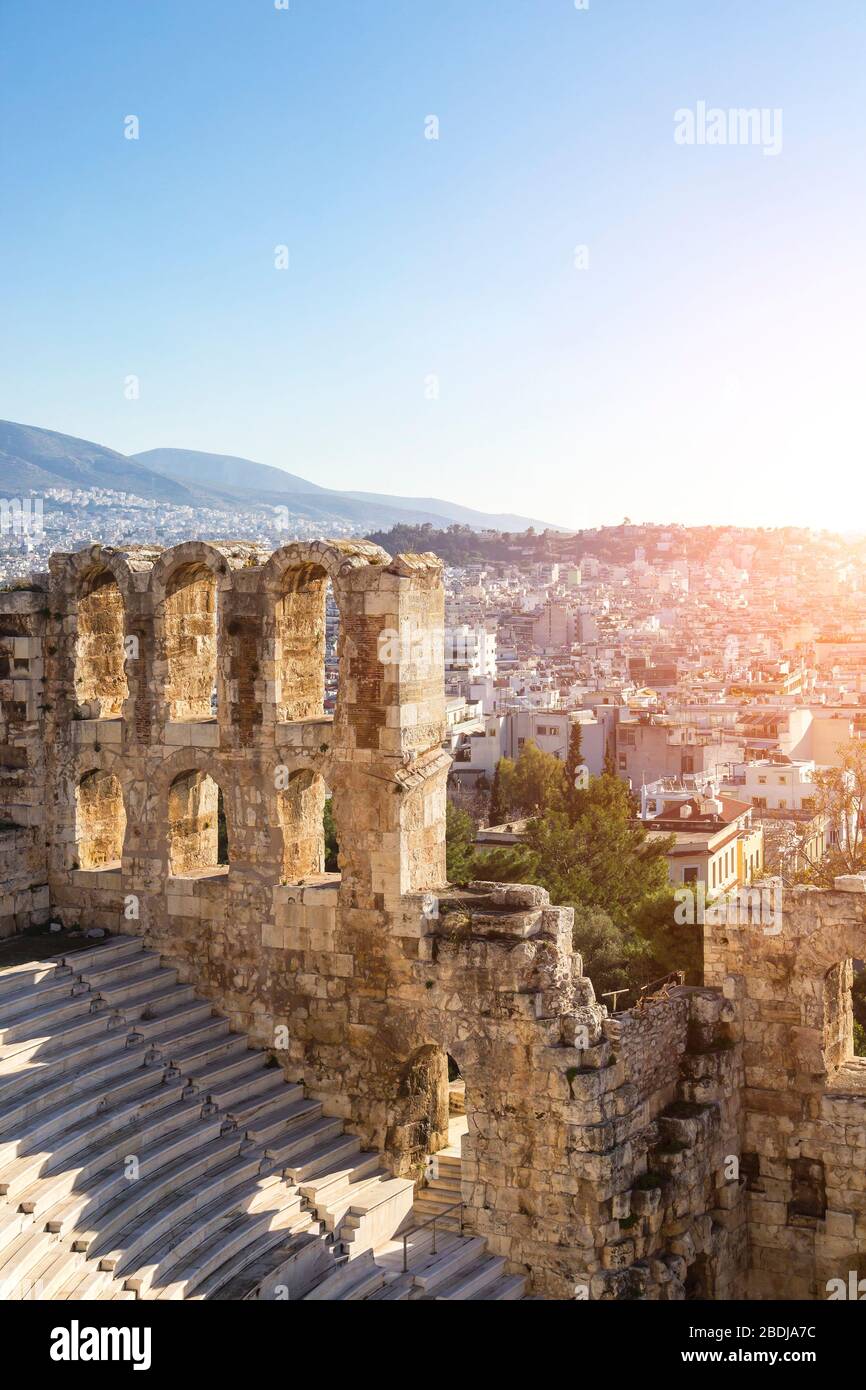 Odeon de Herodes Atticus Teatro romano y vista aérea de Atenas, Grecia Foto de stock