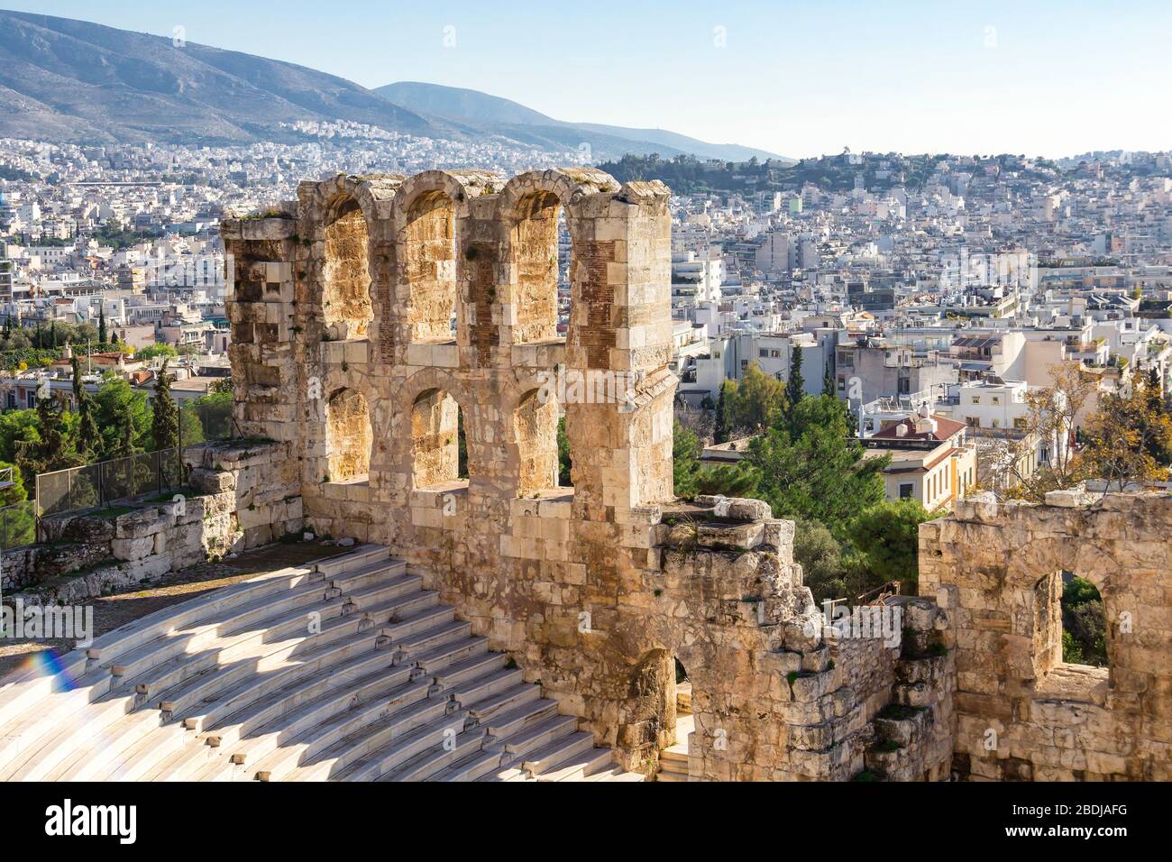 Odeon de Herodes Atticus Teatro romano y vista aérea de Atenas, Grecia Foto de stock