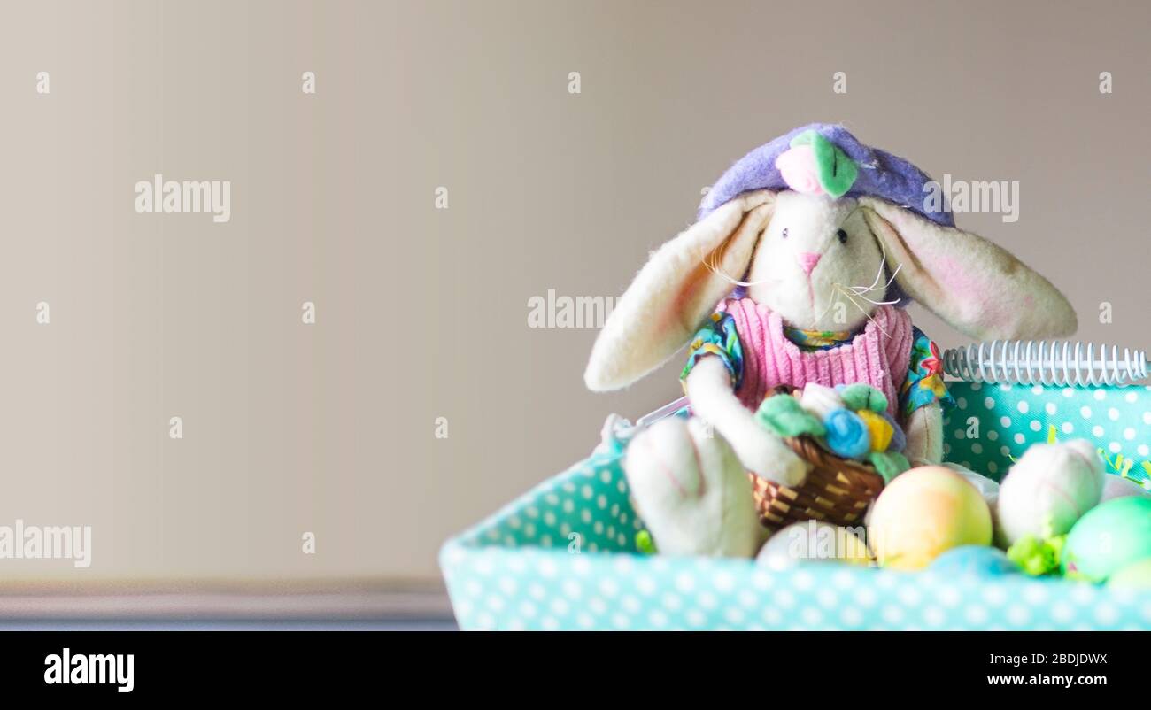 Cute conejito de pascua hecho a mano en una cesta Foto de stock