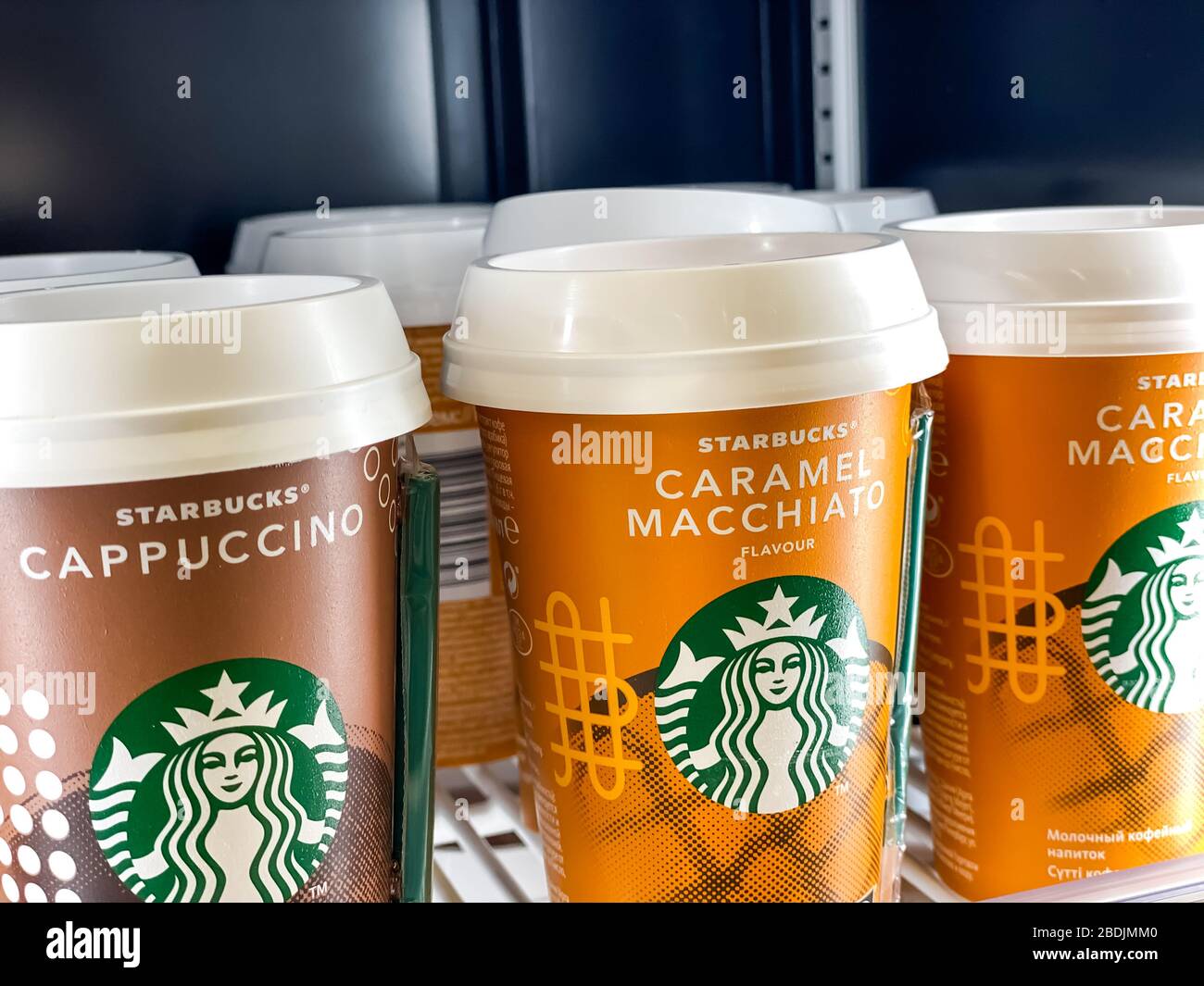 Hay una fila de tazas de café Starbucks listas para ir en un estante de la nevera del supermercado. Fotografía móvil. Moscú, Rusia - 06 de febrero de 2020 Foto de stock