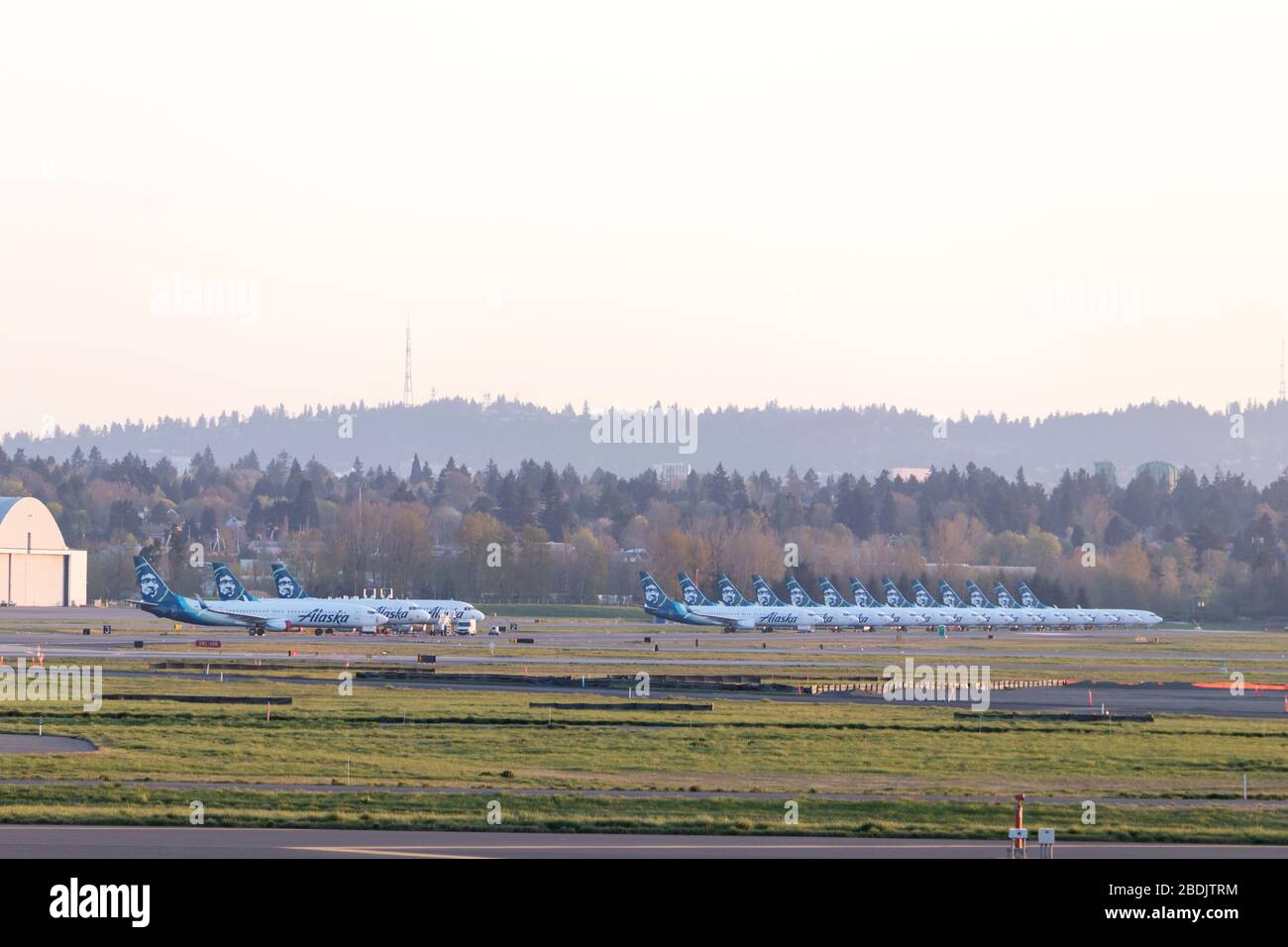 PORTLAND, OR / EE.UU. - 7 de abril de 2020: Aviones de Alaska Airlines con conexión a tierra en el aeropuerto internacional de Portland debido a la pandemia de coronavirus y signi Foto de stock