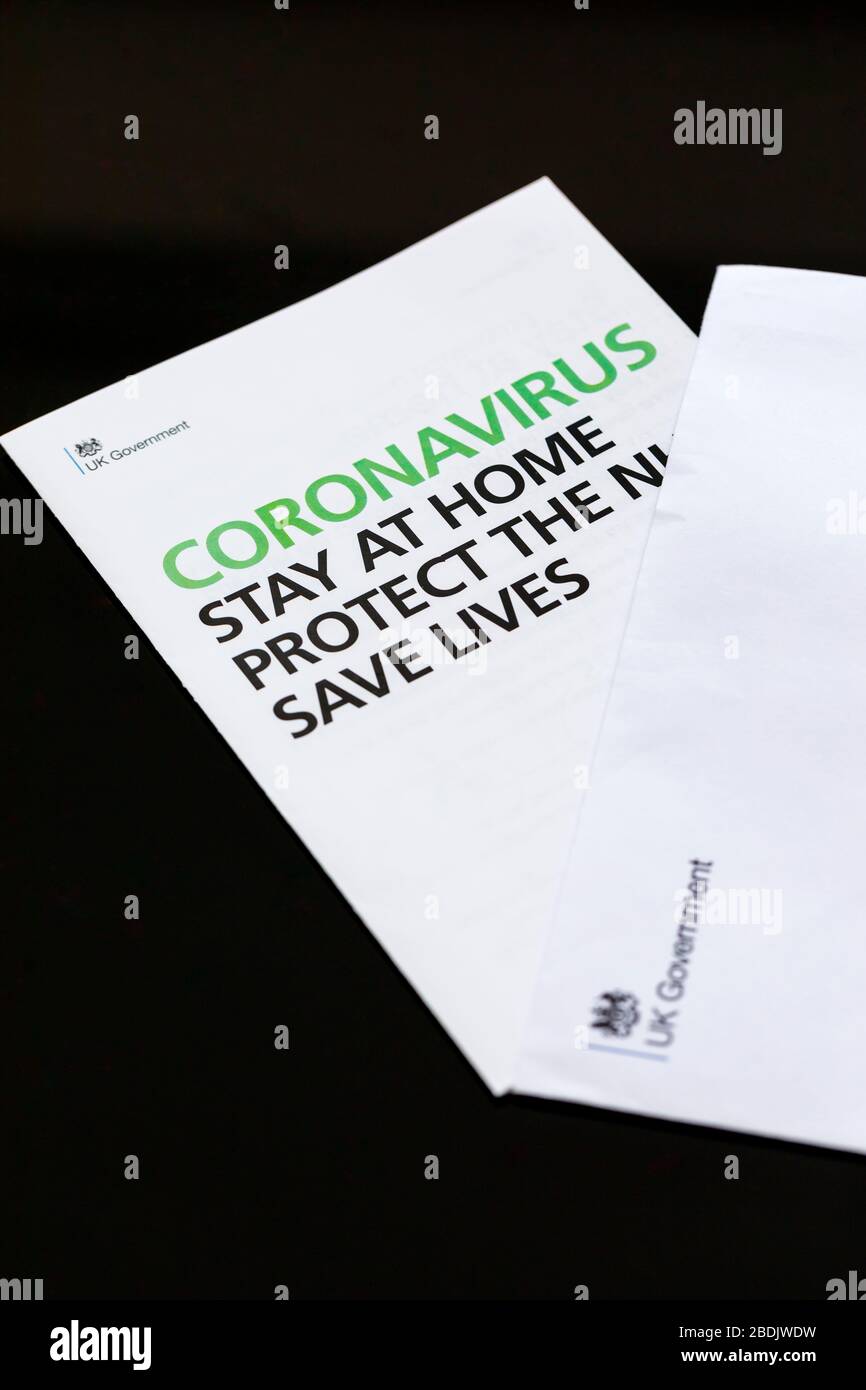 Mensaje de coronavirus del Gobierno del Reino Unido en una carta y folleto publicado en cada casa: Permanecer en casa, proteger el NHS, salvar vidas Foto de stock