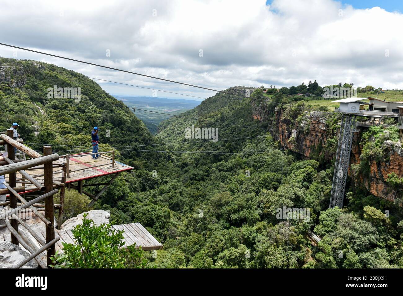 El Big Swing (puenting) en Graskop (Ruta panorámica) donde la gente disfruta de uno de los saltos más altos en Sudáfrica Foto de stock