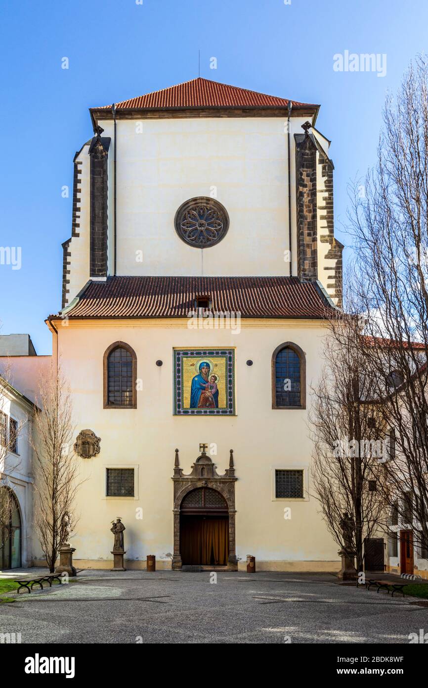 Entrada al patio de la Iglesia de la Virgen María de las Nieves, Praga, República Checa Foto de stock