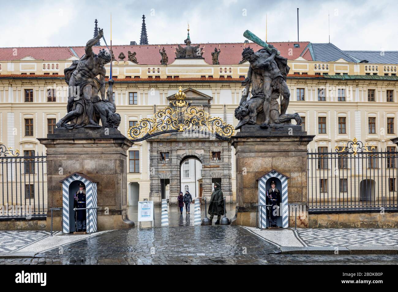 Las puertas del Castillo de Praga en Praga, República Checa Foto de stock