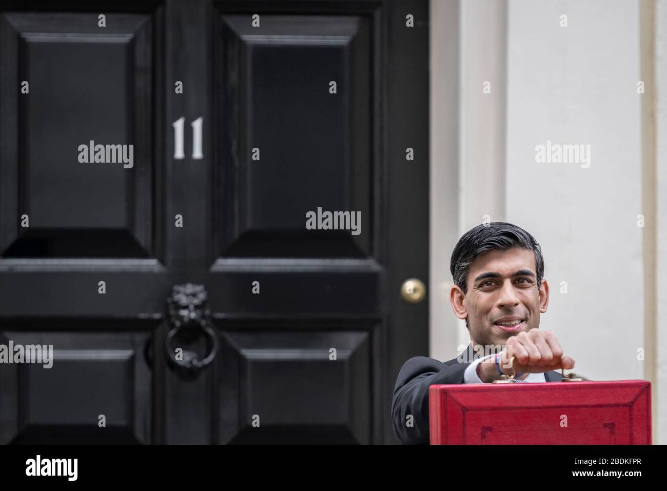 Presupuesto 2020: El Canciller Rishi Sunak plantea fuera de 11 Downing Street con la caja roja del Presupuesto antes de entregar su primer estado de presupuesto. Londres, Reino Unido Foto de stock