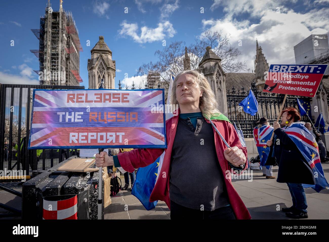 Protesta por «liberar el informe de Rusia» en el exterior de la entrada a las Cámaras del Parlamento, Londres, Reino Unido. Foto de stock