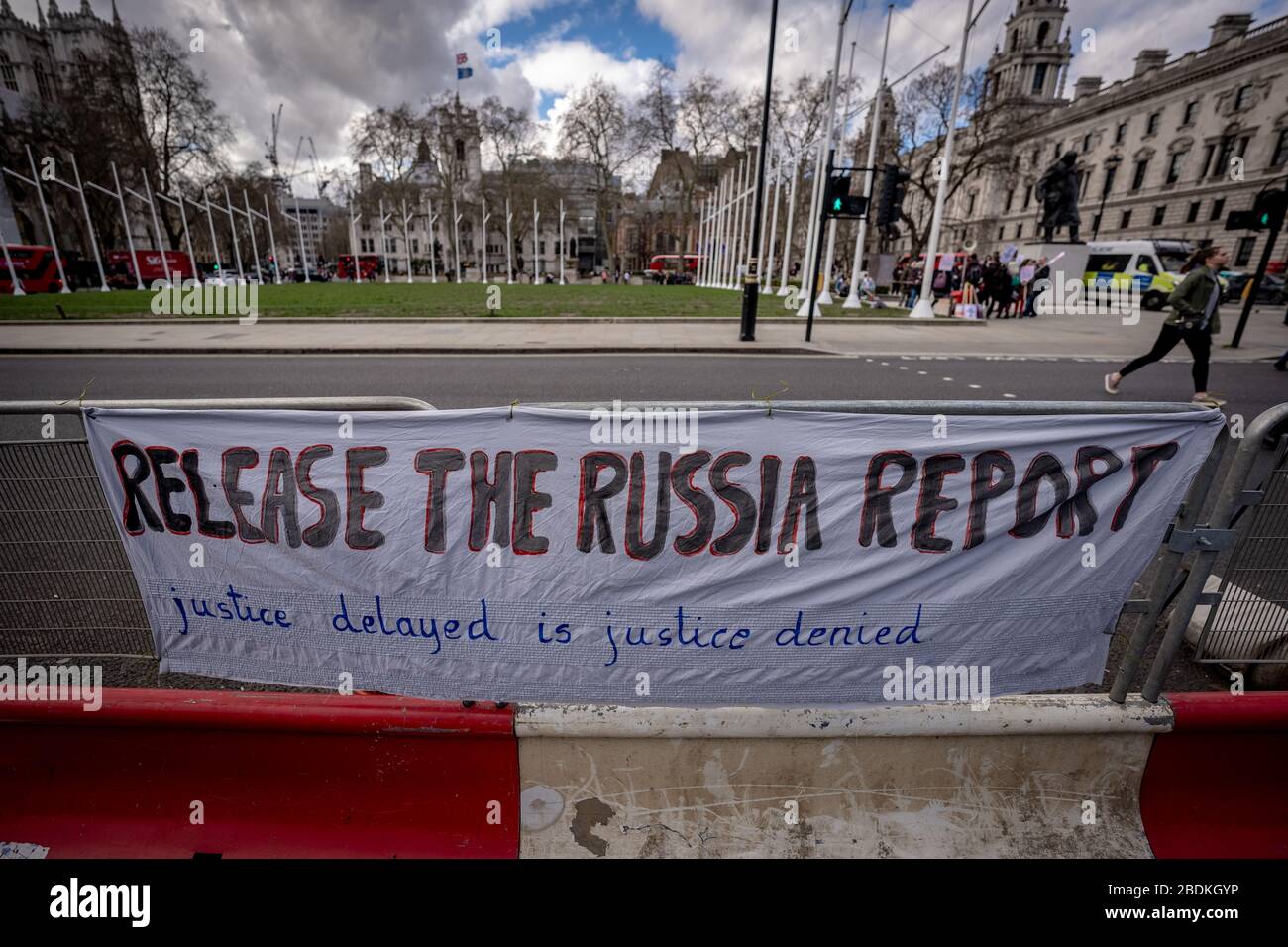 Protesta por «liberar el informe de Rusia» en el exterior de la entrada a las Cámaras del Parlamento, Londres, Reino Unido. Foto de stock