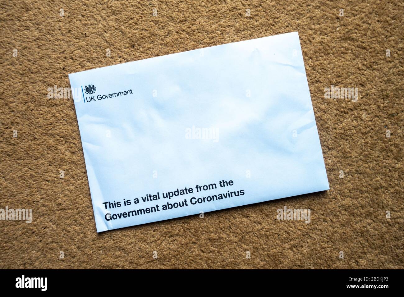 Carta y paquete de información enviado por el Gobierno del Reino Unido a los hogares del Reino Unido en abril de 2020, en el que se dan instrucciones para seguir y se detallan consejos sobre cómo evitar contraer el coronavirus. Foto de stock