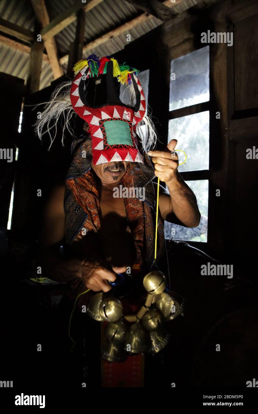 Un intérprete se está preparando para el tradicional show de lucha contra látigo, tradicionalmente llamado caci en West Manggarai, Flores, Indonesia. Foto de stock